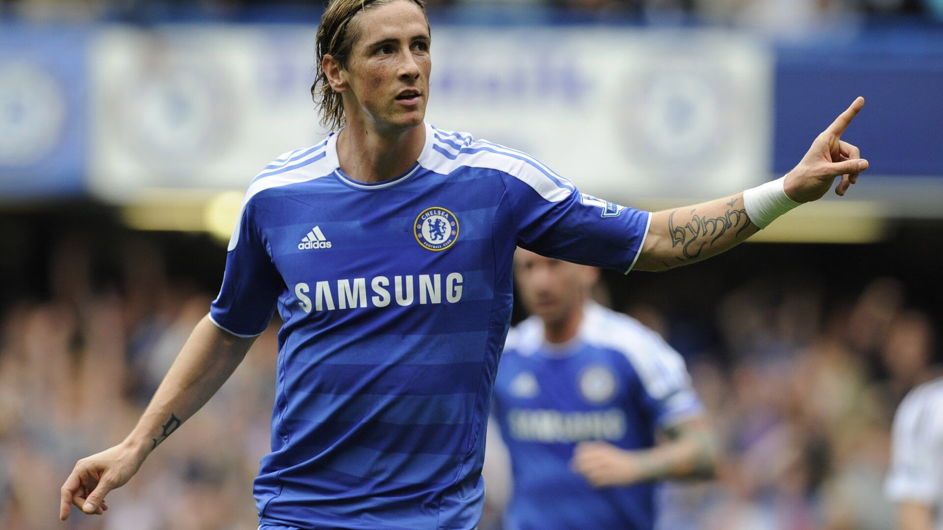 “英超争夺激烈，球队为冠军奋战到底”，“英超”